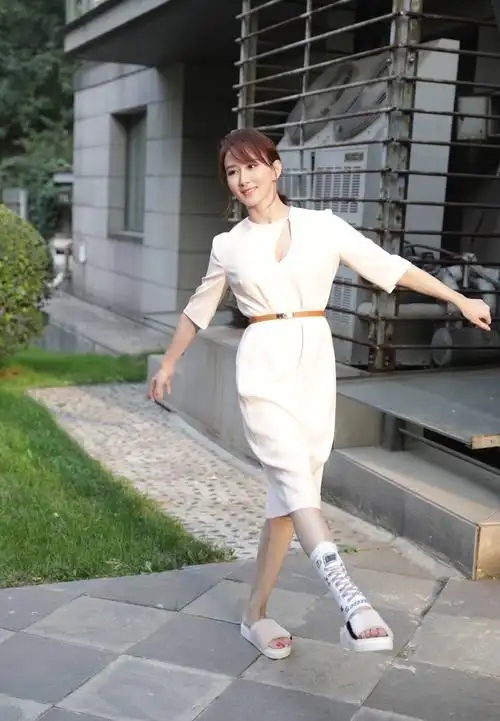 开春时刻,时尚穿搭不能停,胡静知性穿搭继续走起!