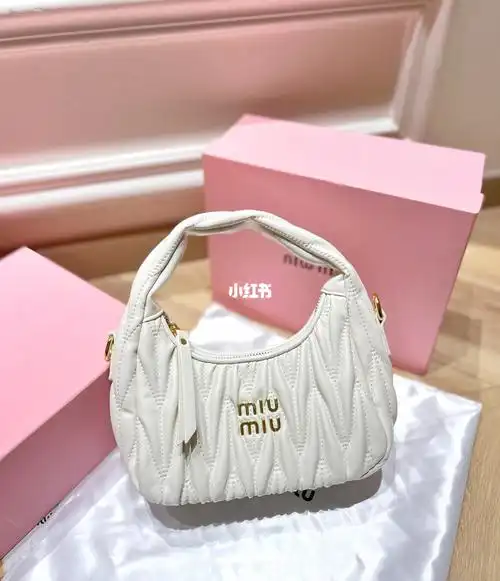 miumiu手提褶皱hobo腋下包