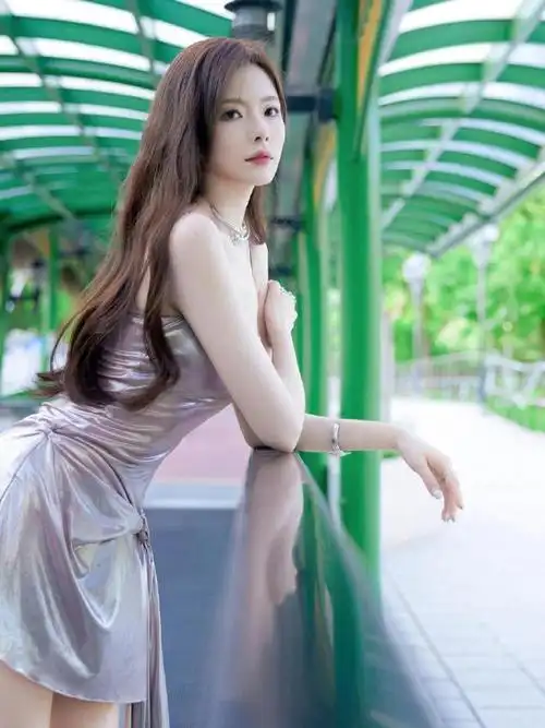 陈卓璇甜美写真,银粉色吊带裙,清新靓丽