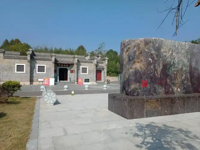 家门口的景点,有空就逛逛,今天又到丁玲故居来了