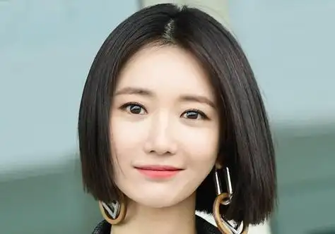 中分短发直发发型,两边都是整齐蓬松的短发碎发,短发发型将发尾的头发