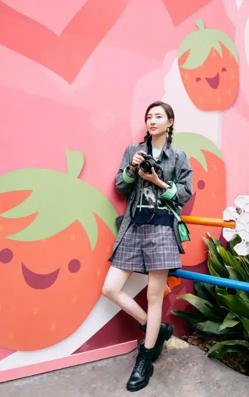 王丽坤好潮白色t恤配超短裙清爽时尚显年轻