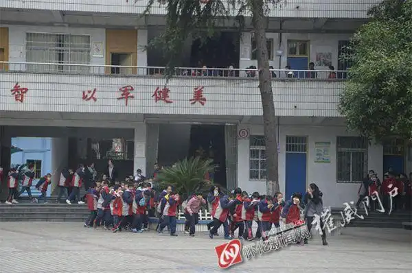 舞水小学开展消防安全演练创建平安校园_理事会动态_理事会_怀化新闻