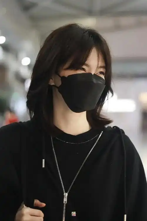 1 锁骨短发 空气刘海,减龄又高级江疏影选择一件黑色的宽松卫衣,来