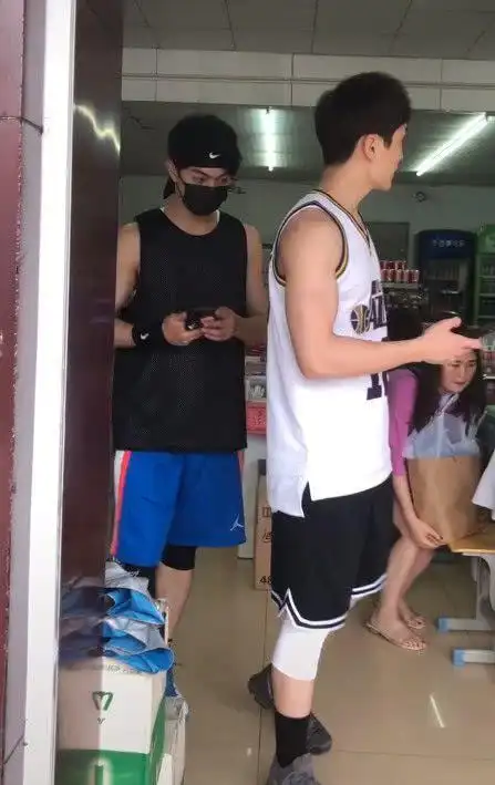 偶遇金瀚张云龙许凯打球,看到许凯身上一物品,网友:追不起的人