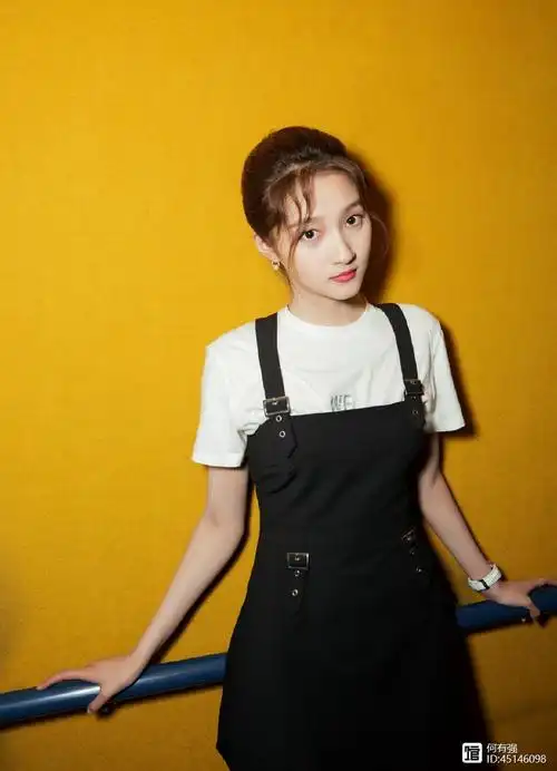 脚上再踩双高跟鞋,既显高又显瘦,如果身材和关晓彤差不多的小姐姐