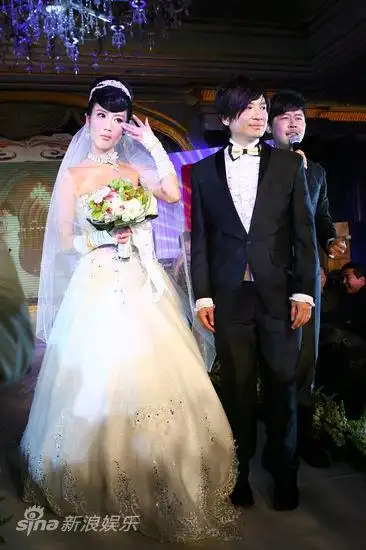 新娘抹泪新浪娱乐讯 12月27日,48岁的beyond鼓手叶世荣在北京摆结婚