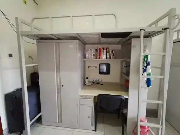 住宿方面呢,一共有五栋宿舍楼(女三男二),四人一间,上床下桌带衣柜,一