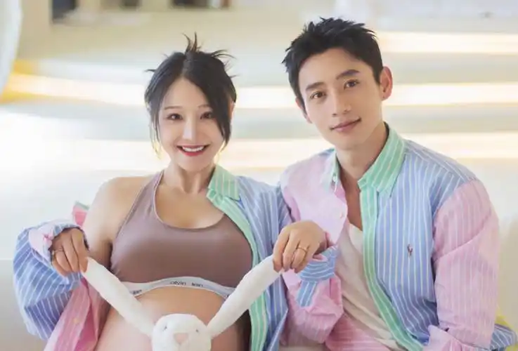 魏晨的妻子于玮挺着大肚子,每张照片里的她都在笑,看得出来她掩饰不住