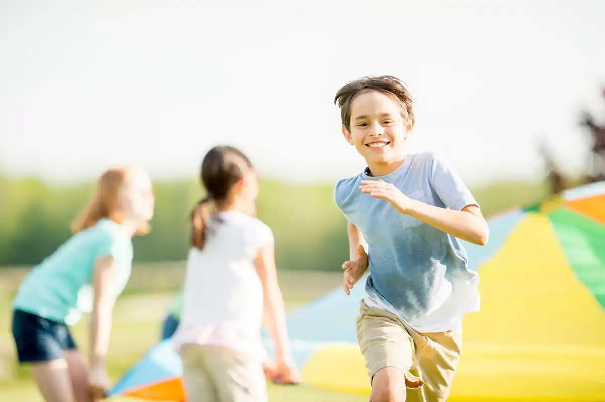 孩子天性活泼好动,他们在公共场合大声喧哗并非故意捣乱.