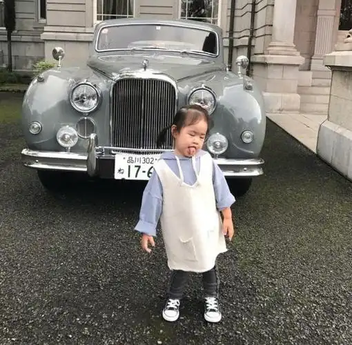 包可艾从出生到大的照片,实力卖萌画面喜感,堪称"囧眉小公主"