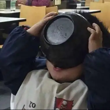 高清可爱小孩拿碗干饭头像图片