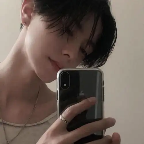 帅炸了的简单耐看高冷男生头像