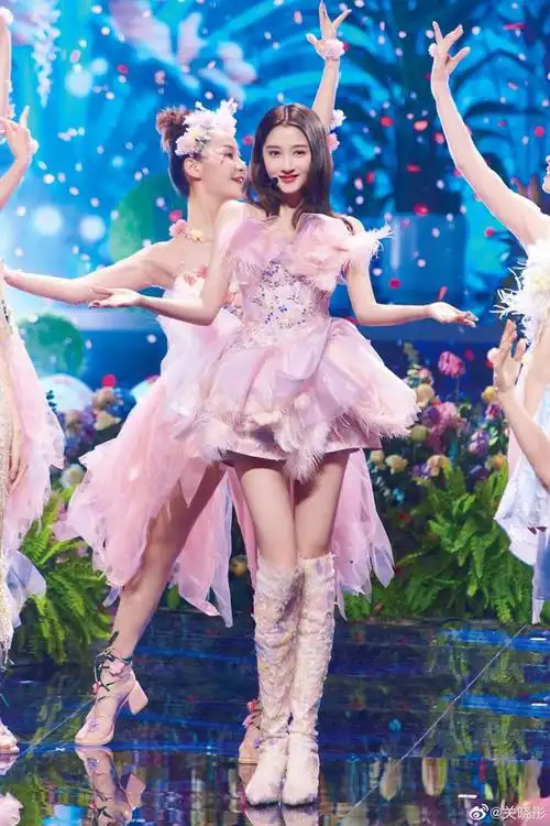 关晓彤晒出王牌节目空姐造型,不得不说这大长腿空姐造型是真的很契合