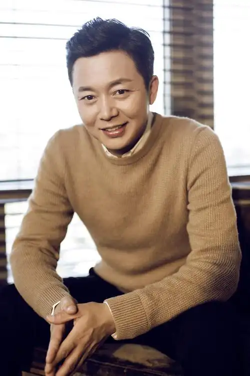 刘奕君展绅士品格 儒雅写真放射温柔魅力