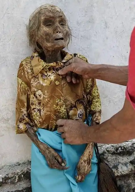 挖出先人尸骨穿新衣游街!