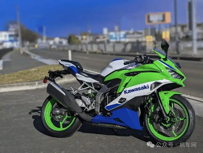zx-10r大牛搭载了998cc四缸水冷发动机,最大马力203ps@13200rpm,冲压