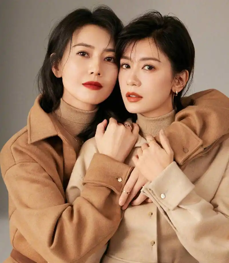 高圆圆贾静雯封面大片释出 端庄优雅演绎岁月静好[鼓掌][鼓掌]