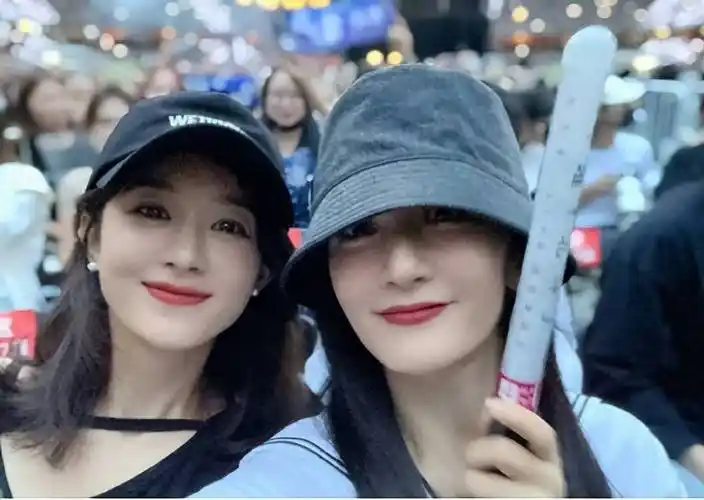 赵丽颖现身张杰演唱会,一个动作被赞可爱,网友:离婚前的状态!