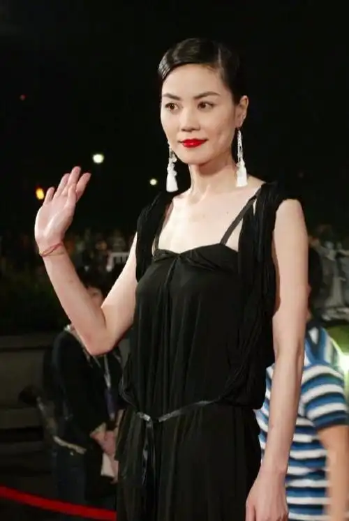 王菲现身国际会场!穿黑裙戴流苏耳饰清秀俊丽,东方美人惊艳全场