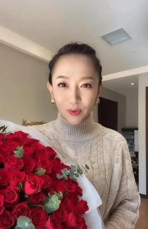 主持人王芳嫁给大15岁的教授31岁独自产检生女直言从不后悔