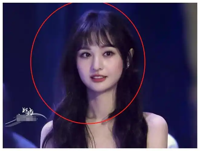 郑爽出道11年,为啥总是不中分?看她掀起"刘海"时就知道了