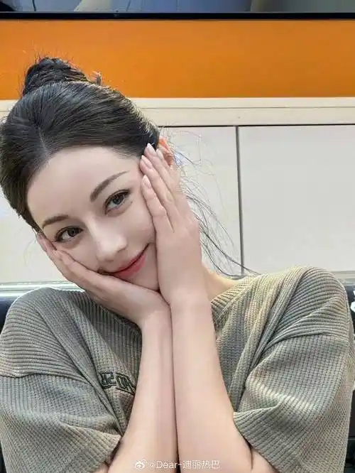 迪丽热巴发文分享自己零零碎碎的生活日常,热巴的自拍真的好美
