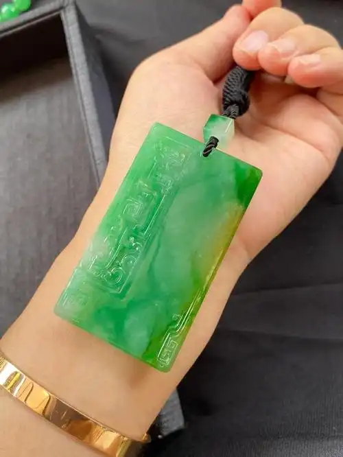 仿古无事牌翡翠雕刻艺术赏析