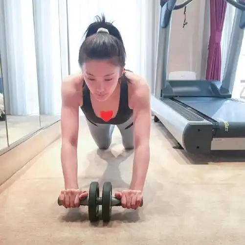 张雨绮自拍晒健身照,无意间暴露生活水平,鞋子多到堪比专卖店