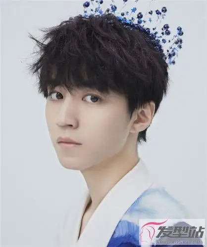 20岁男生适合的烫发 大学男生帅气发型_发型站_最新流行发型设计发型