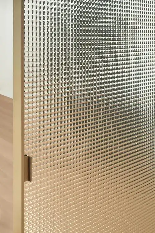 磨砂玻璃 (5)燃烧的冷杉花纹:它覆盖有纵横交错的裂纹,就像木材