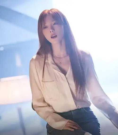 韩国美女金泰妍晒性感大片,深v领口秀事业线,魔鬼身材被撩了