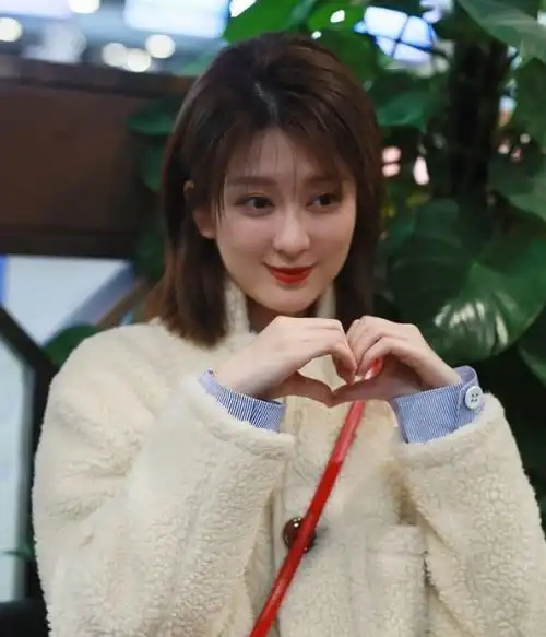 乔欣穿白色毛绒大衣温柔甜美尽显少女灵动