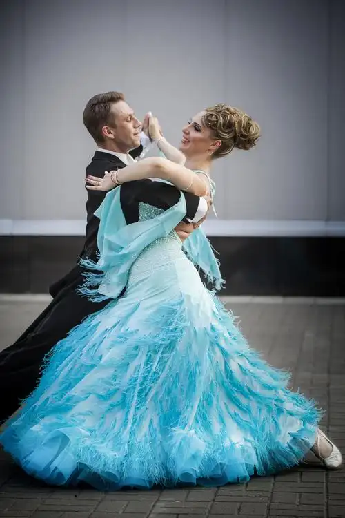 与异性最疯狂,莫过于那晚星空下,我们竟在街头跳起了华尔兹!