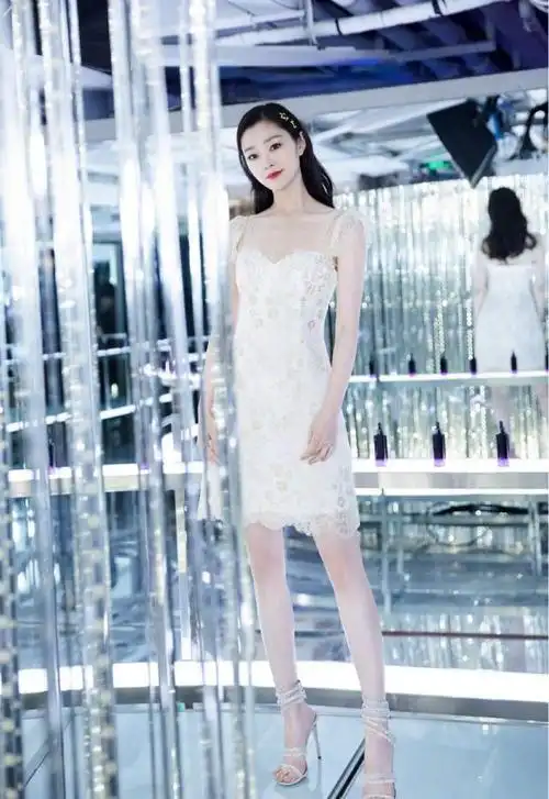 宋轶海边漫步也不忘健身伸臂时意外秀出柳腰好身材全靠练