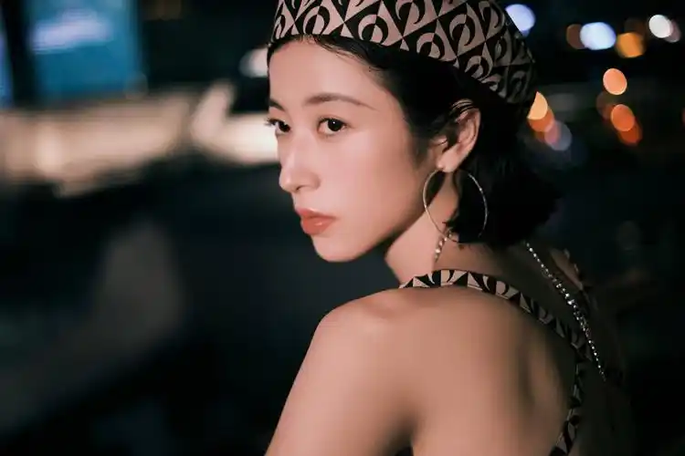 周雨彤光影大片氛围感拉满 穿露背系带裙性感甜酷