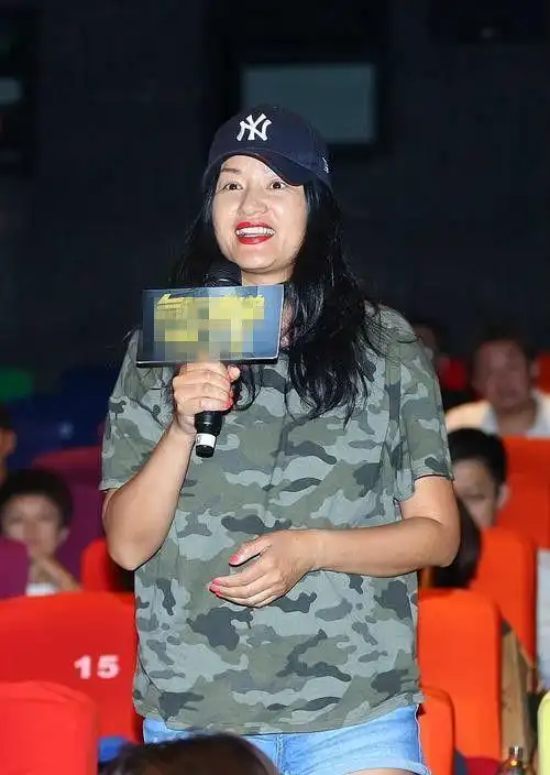 瞿颖素颜状态下,肤色黝黑身材粗壮,就靠身高优势才脱颖而出!