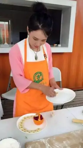 上得厅堂下得厨房——这是谁家媳妇草地旗袍美拍-美食频道-手机搜狐