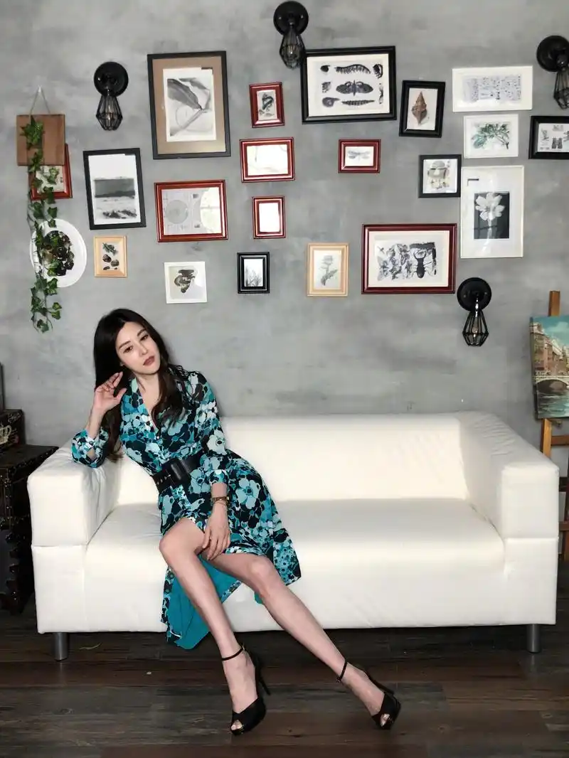 穆熙妍说:我发文不够那来几张今天的工作照吧,全身都是michael kors.