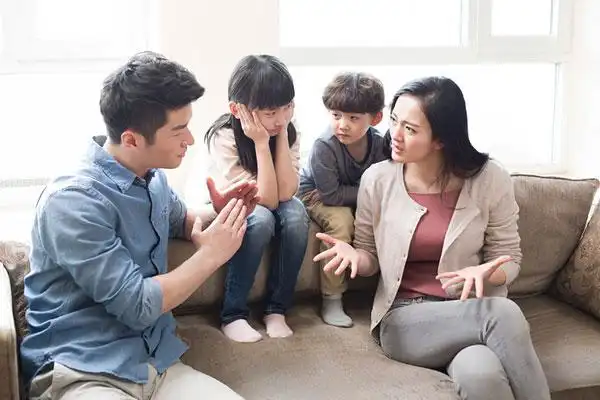 父母在两个孩子面前争吵