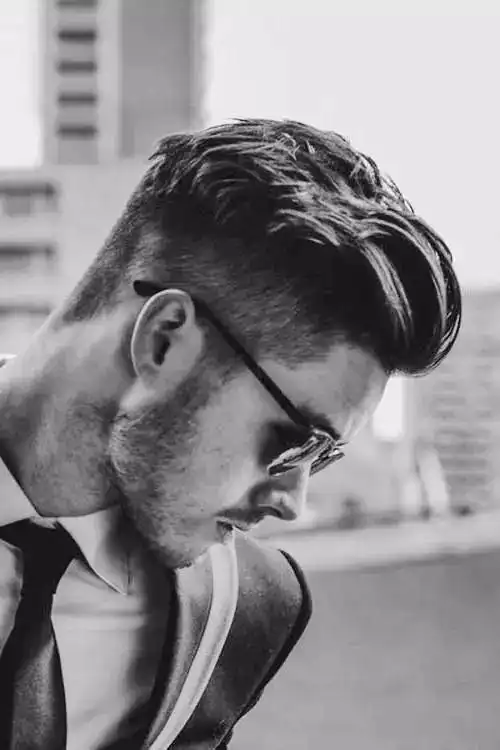 所谓雾黑系发色,就是在黑色中添上一层灰色或棕色,以增加发型的整体