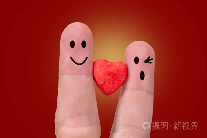 两个手指是热恋情侣一颗红心的符号