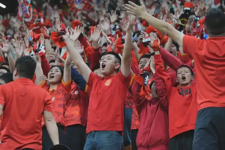 3万余名球迷重庆龙兴足球场观战