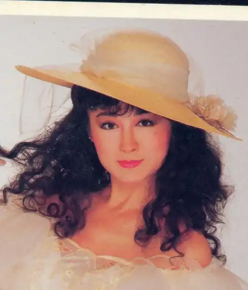 潘迎紫,著名演员,江苏苏州人.邵氏"新十二金钗"之一.