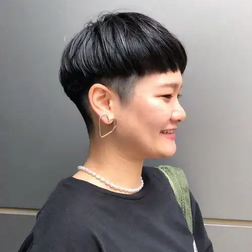 推边发型是女士发型当中比较短的一种发型.