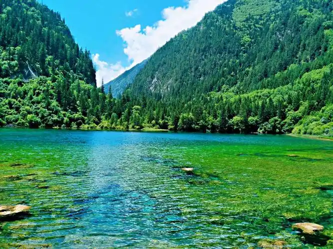 蓝绿的湖水,清晰的令人心醉,亦真亦幻,迷离的神奇色彩.