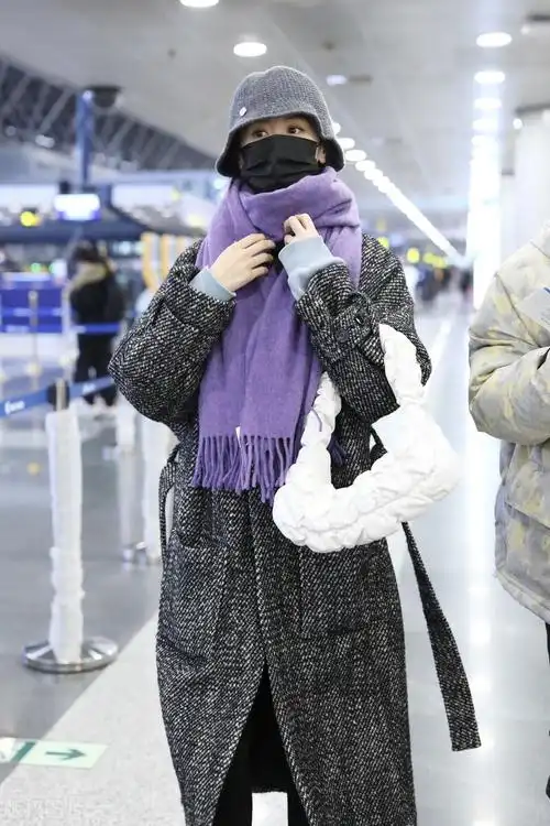 12月26号,袁冰妍现身机场.