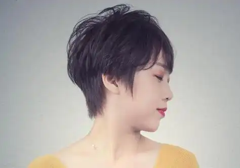 50岁大脸女士把不多的头发剪短之后,弄成修颜大方的空气刘海短发发型