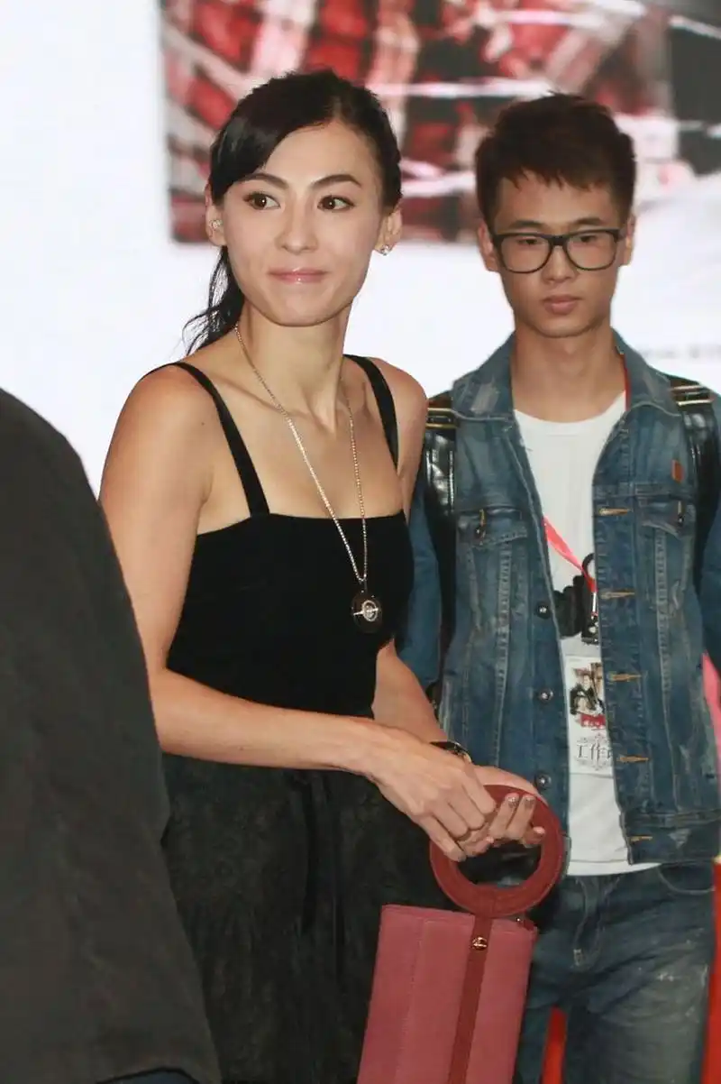 2003年,陈小春张柏芝两人同游曼谷,游泳池旁张柏芝穿着比基尼,娇嗔地