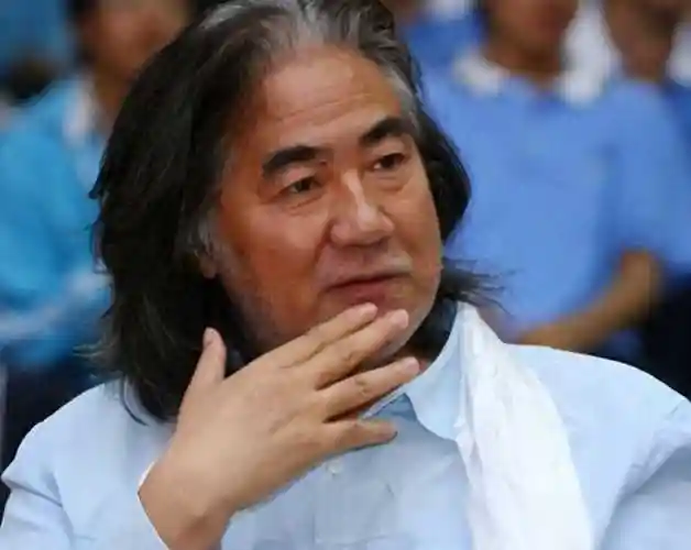 这样的差距足以让人匪夷所思,然而,张纪中对这个年轻新娘却展现出了前